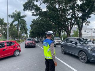 Berikan Rasa Aman Pengguna Jalan Satgas Kamseltibcar Ops LK 2023 Lakukan Pengaturan Lalin